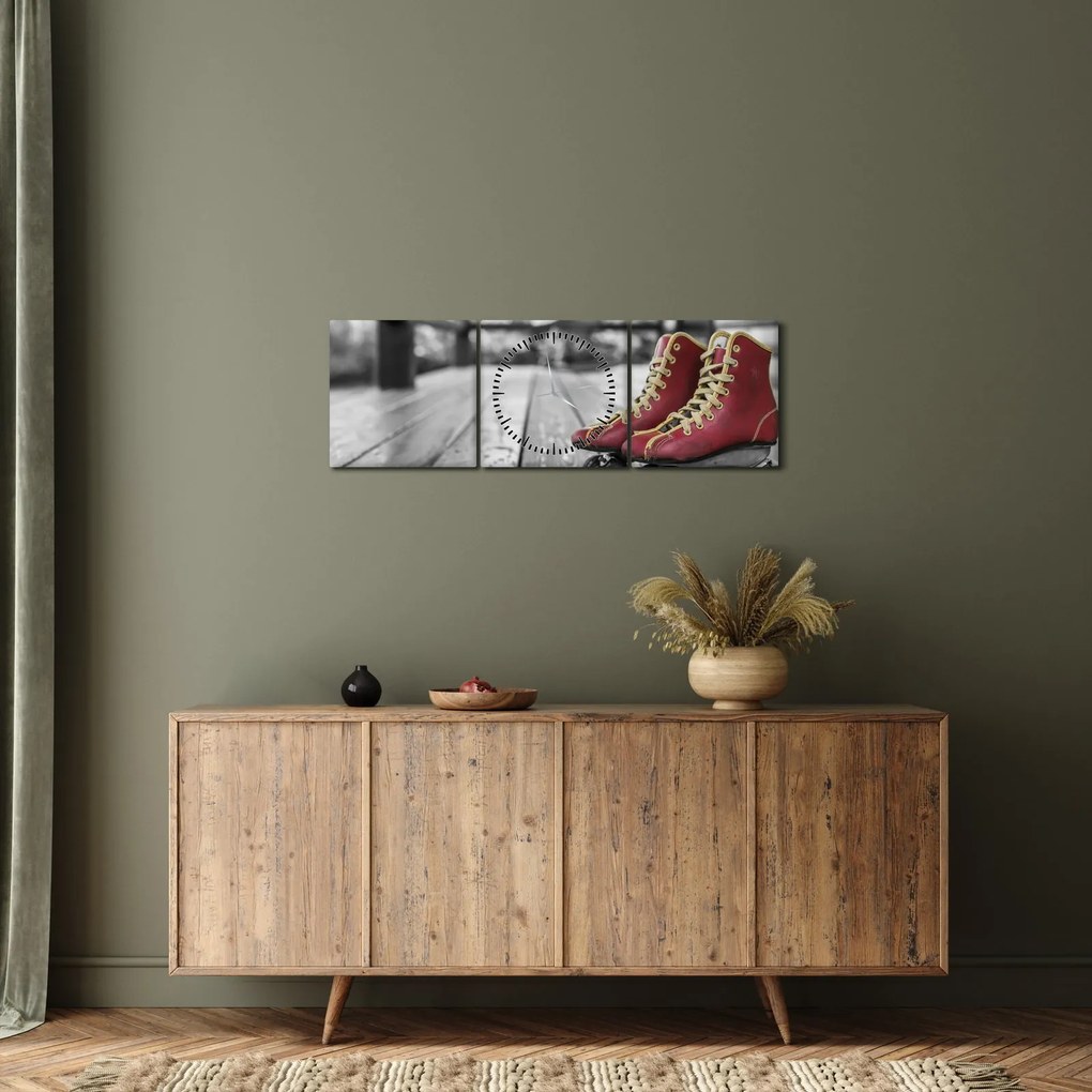 Obraz červených starých kolieskových topánok (s hodinami) (90x30 cm)