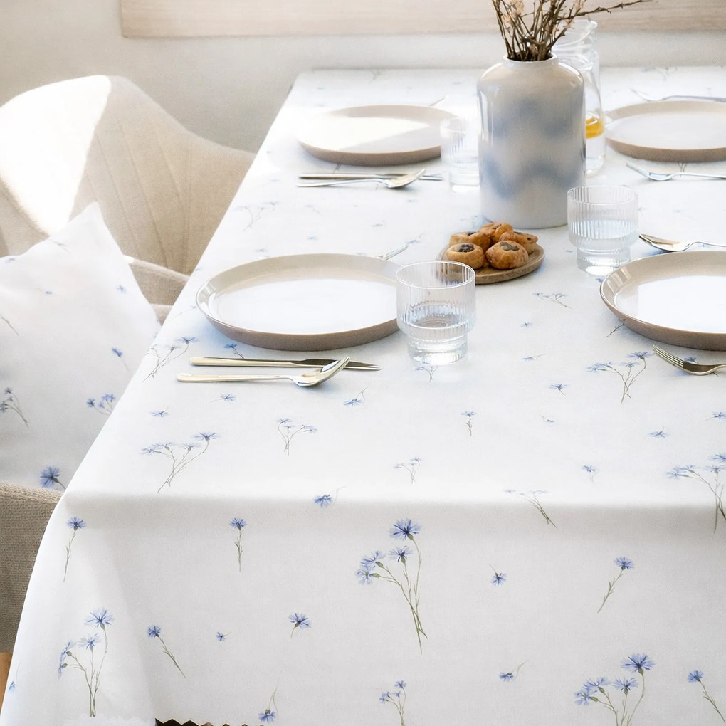 Goldea hranatý teflónový obrus - modré nevädze 80 x 80 cm