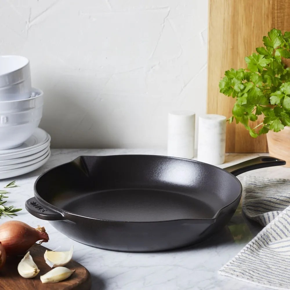 Staub Liatinová panvica STAUB 26 cm čierna