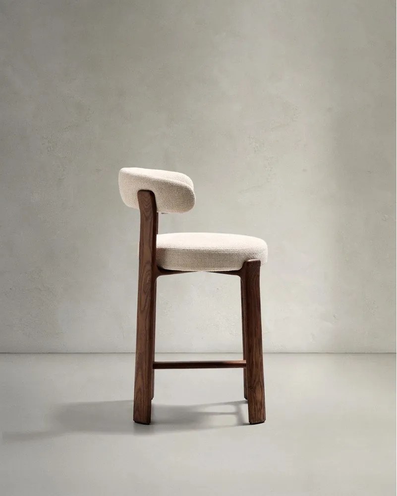 Béžová/v tmavo prírodnej farbe barová stolička z jaseňového dreva (výška sedadla 65 cm) Granite – Kave Home