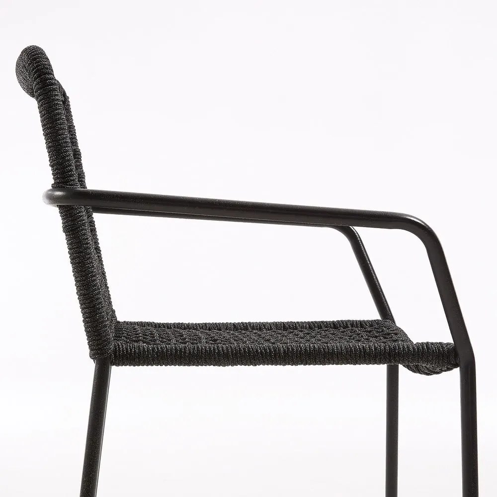 Čierna záhradná stolička s oceľovou konštrukciou Kave Home Bomer