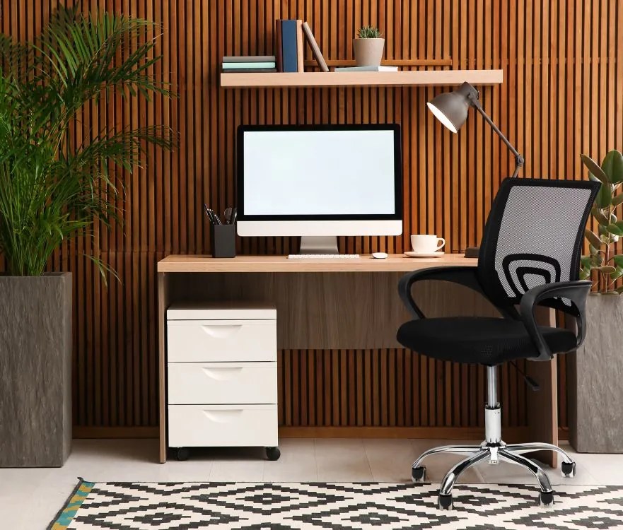 Ergonomická kancelárska stolička v čiernej farbe s kovovou základňou