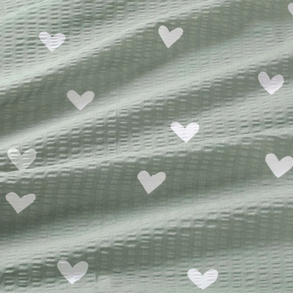 Goldea krepová obliečka na vankúš - srdiečka na šalviovo zelenom 50 x 70 cm