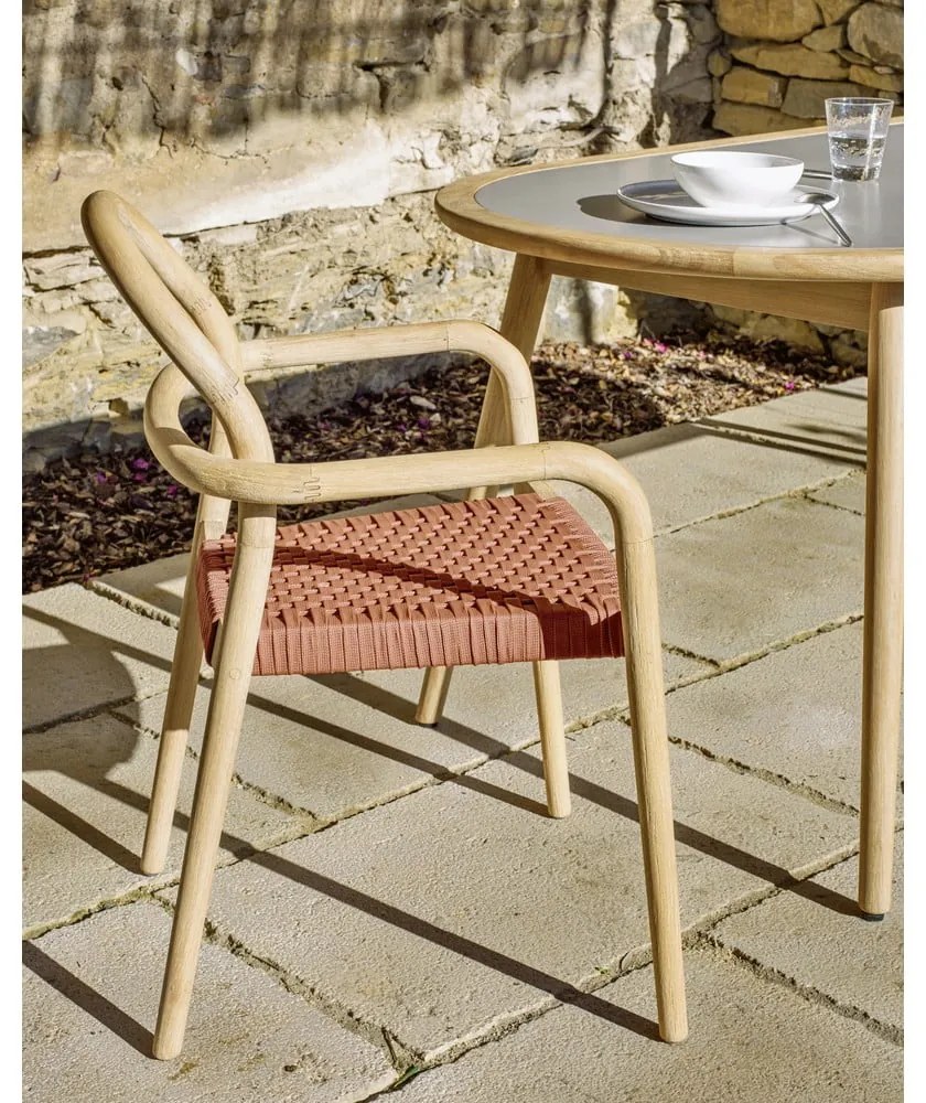 Záhradná stolička z eukalyptového dreva s výpletom v terakotovej farbe Kave Home Sheryl