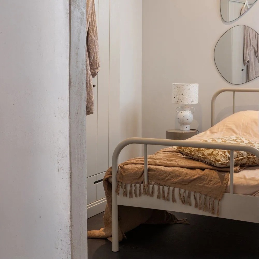 Béžová kovová jednolôžková posteľ s roštom 90x200 cm Mata – WOOOD