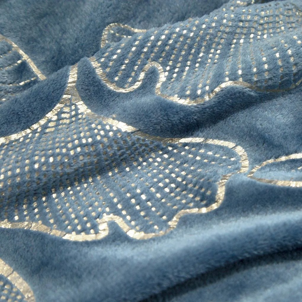 Hrejivá modrá deka vhodná ako prehoz s lístkom ginka 150 x 200 cm