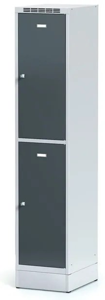 Šatníková skrinka S6 na sokli s úložnými boxami, 2 boxy, 1920 x 400 x 500 mm, otočný zámok, tmavosivé dvere