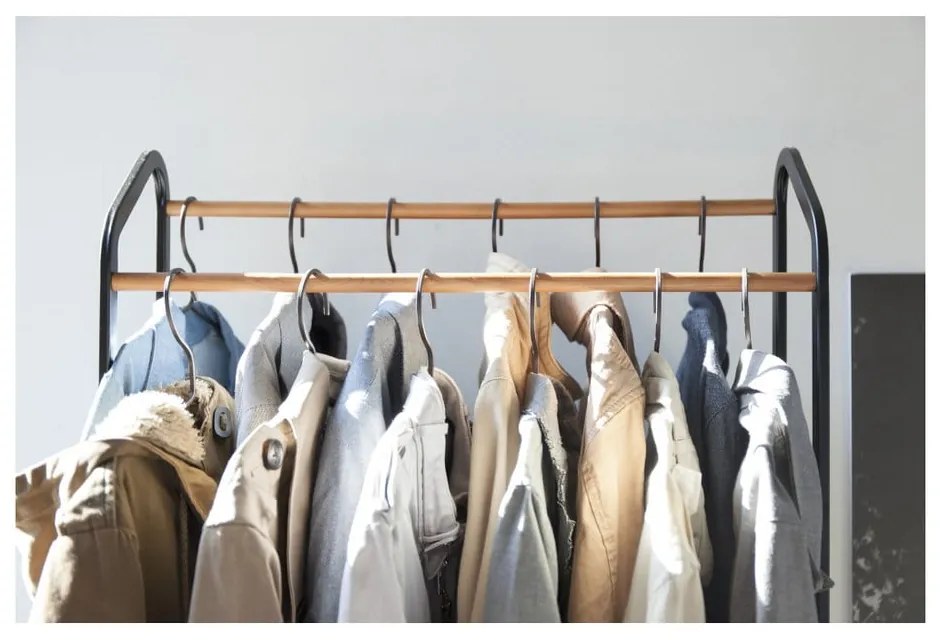 Čierny kovový pojazdný stojan na oblečenie Tower – YAMAZAKI