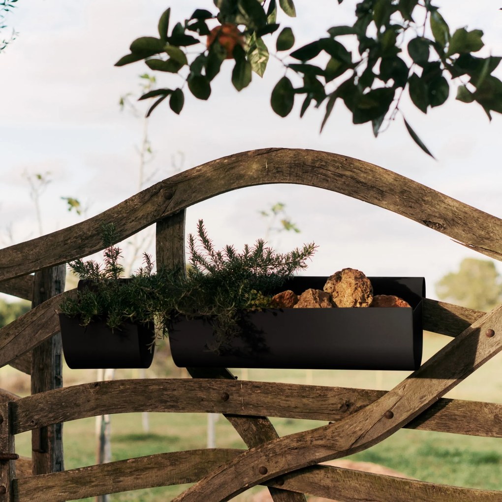 Ferm Living Závesný kvetináč na balkón Uma Black Medium