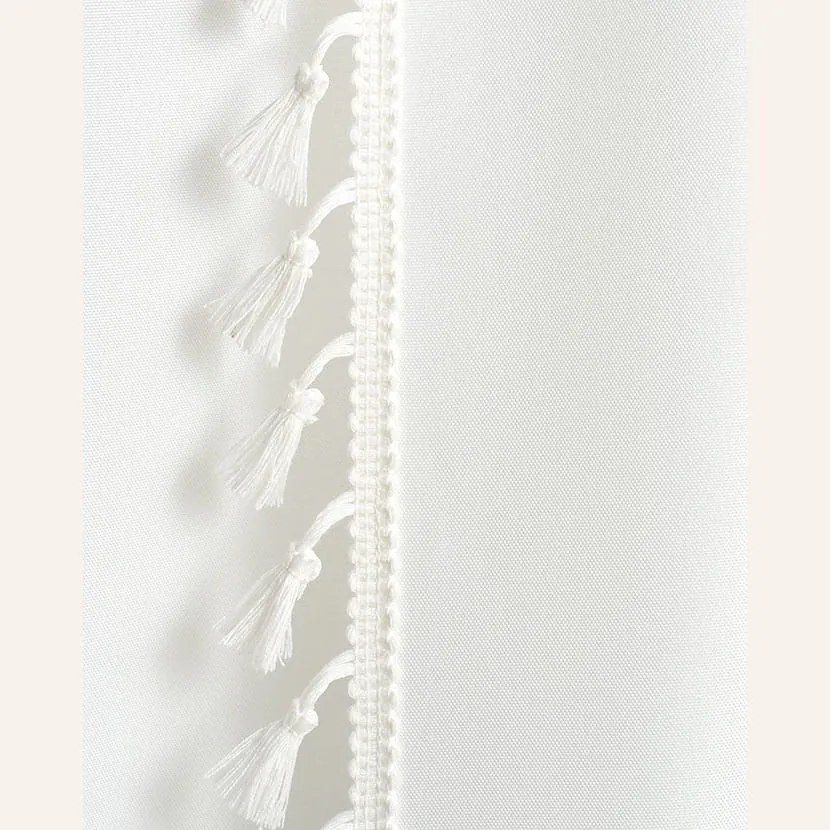 Biely záves Lara na strieborné kruhy so strapcami 140 x 280 cm