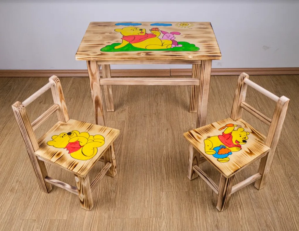 Pietronet Detský drevený stolík Macko Pú + 2 stoličky