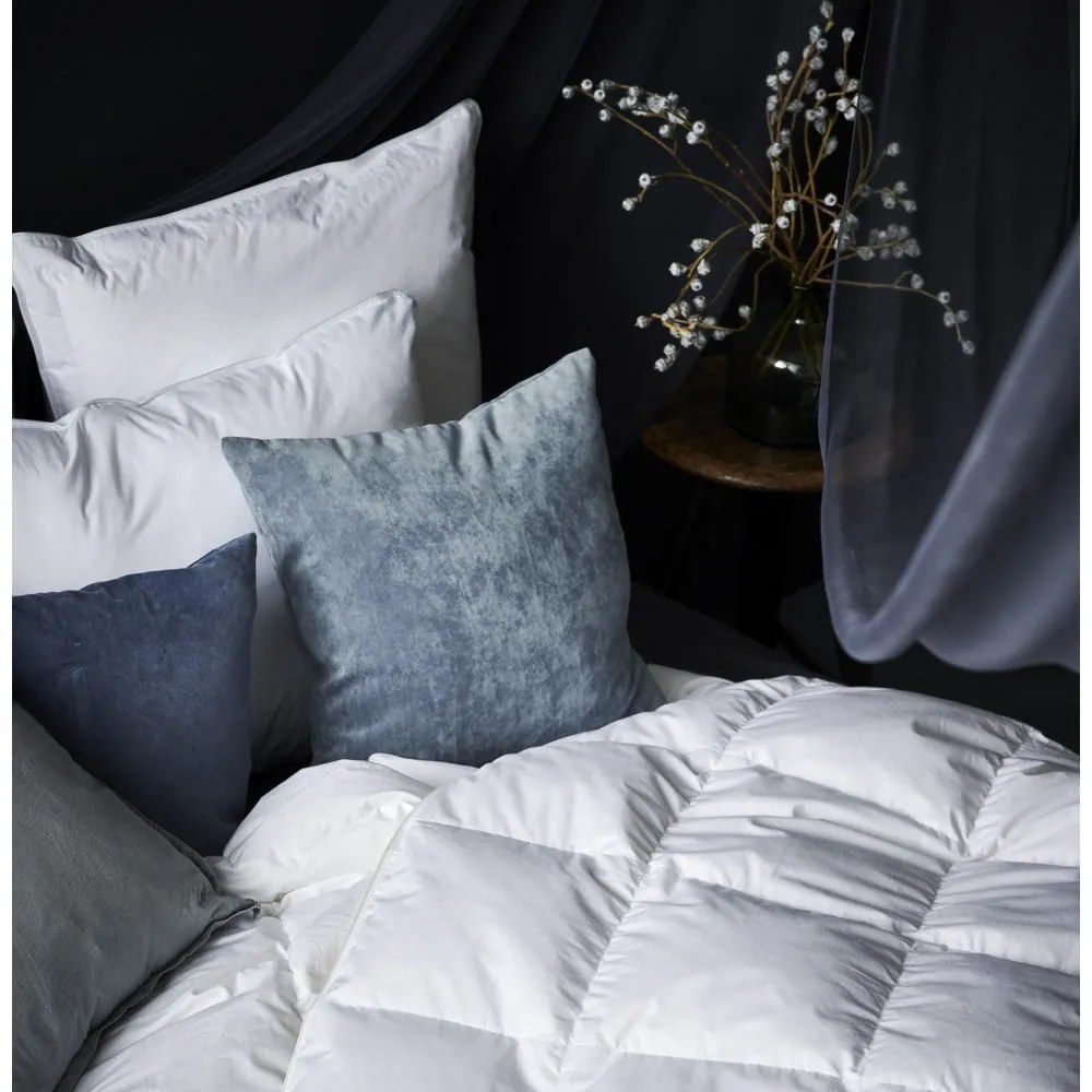 Celoročná prikrývka s páperovou výplňou 160x220 cm Neptune Medium – Universe of Sleeping