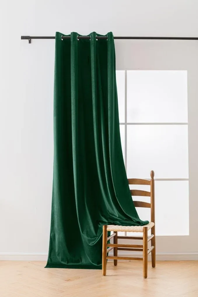 Tmavě zelený zatemňovací závěs VELVET 140x250 cm Zavesenie: Kovové krúžky
