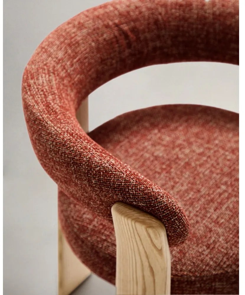 Jedálenské kreslo s podrúčkami z jaseňového dreva v prírodnej farbe/terakotové Granite – Kave Home