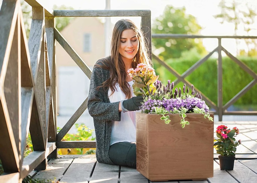 PLASTOVÝ KVETINÁČ NA KOLIESKACH BETONIQUE ECO 40X40 CM DREVENÝ DEKOR HNEDÁ