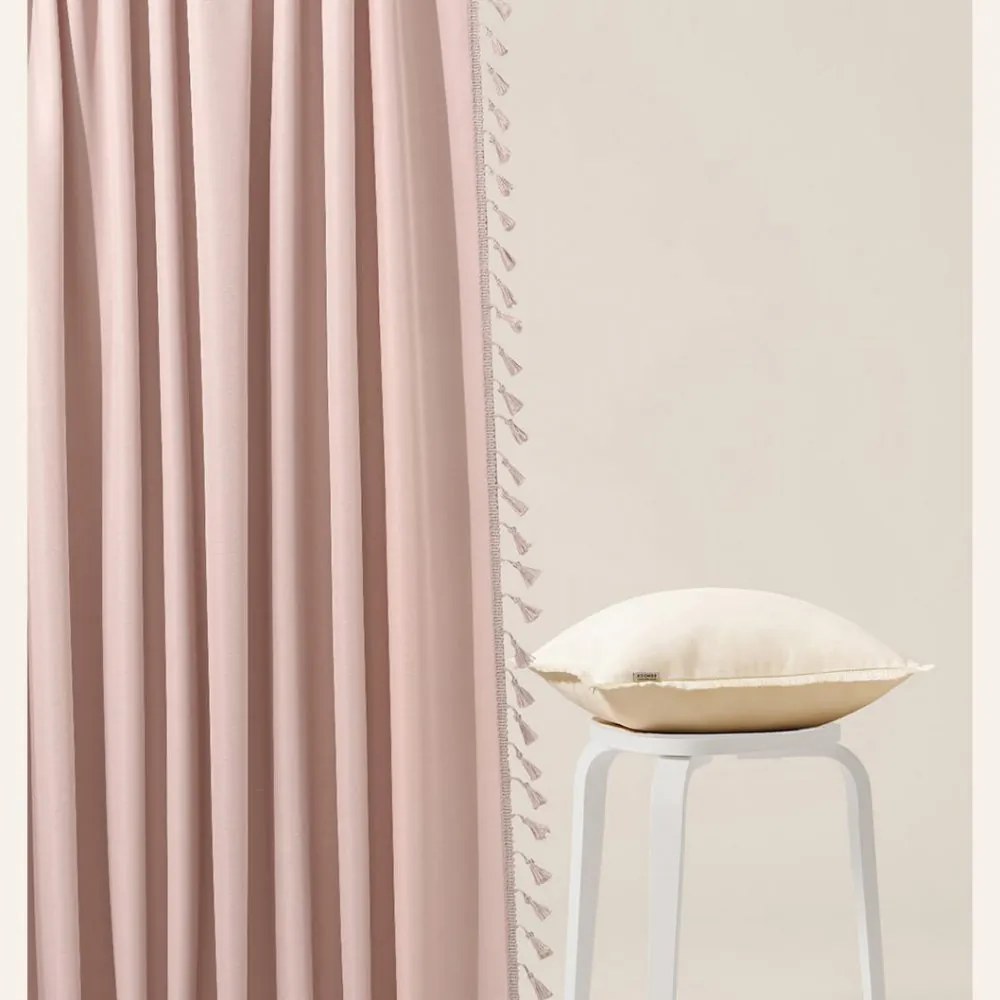 Púdrovo ružový záves Lara na strieborné kruhy so strapcami 140 x 250 cm