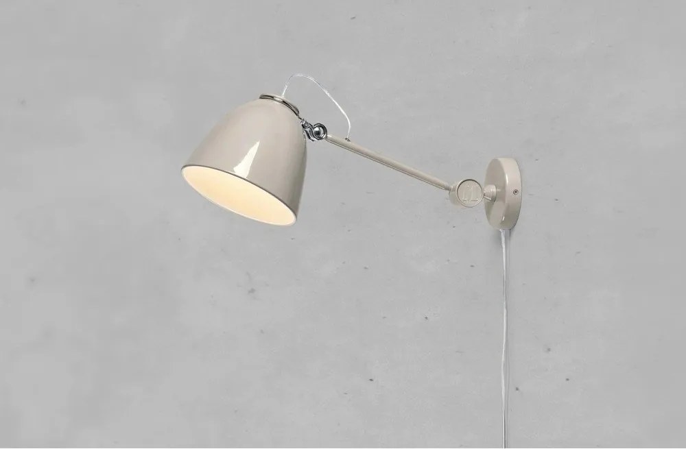 Sivobéžové nástenné svietidlo do zásuvky Tilt – Markslöjd