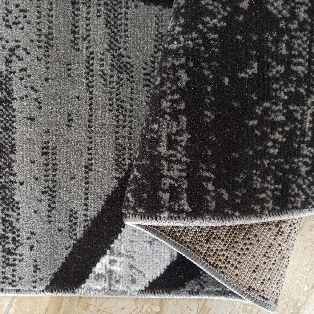 Čierno-sivý koberec s geometrickým vzorom Soho 06 Rozmer: 80x150 cm