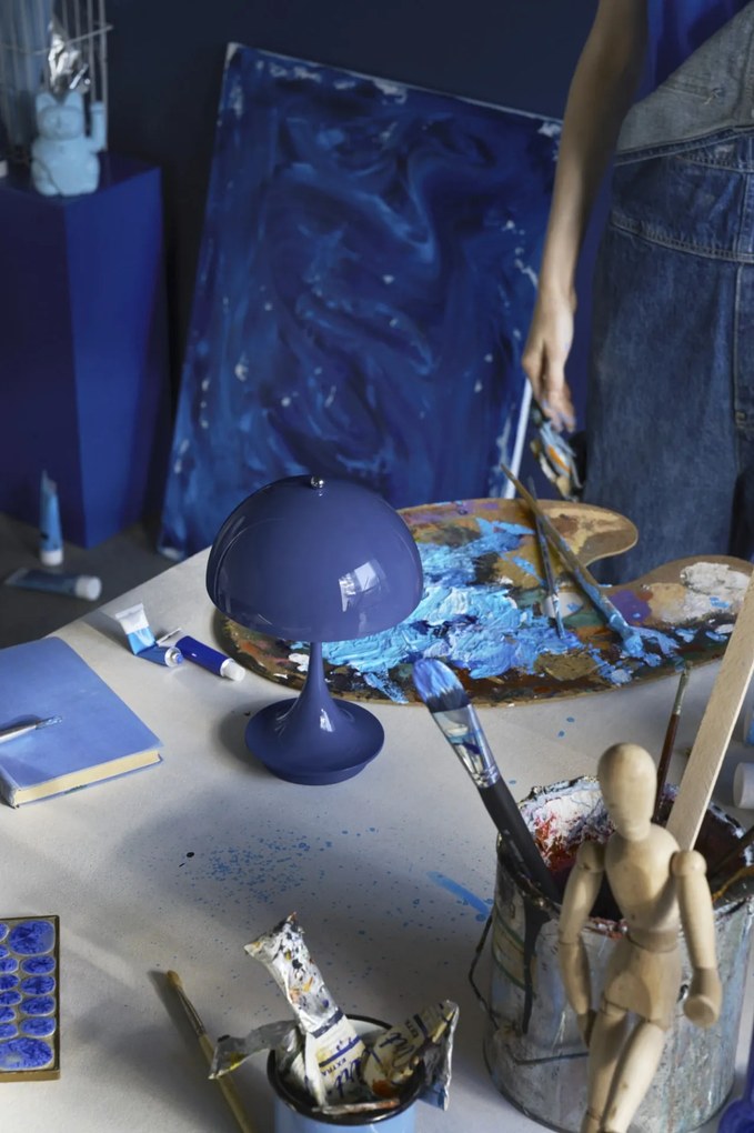 Louis Poulsen Prenosná lampa Panthella 160 V3 Indigo blue