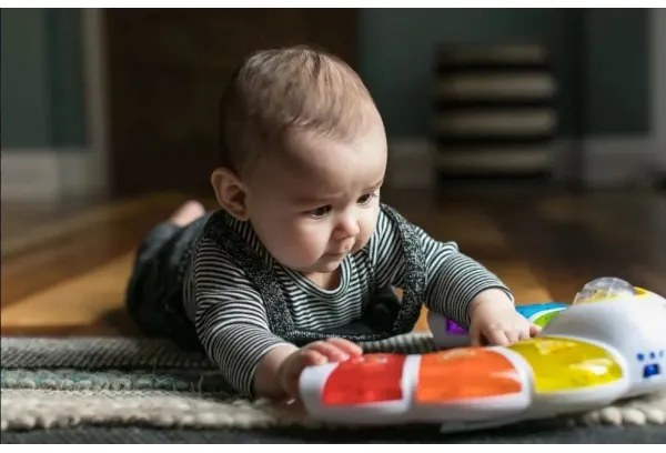 Baby Einstein - Svietiaca hračka GLOW&amp;DISCOVER 3xAA