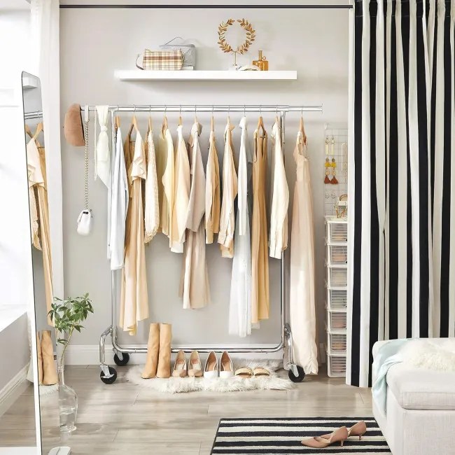 Vešiakový stojan na kolieskach HARUN strieborný