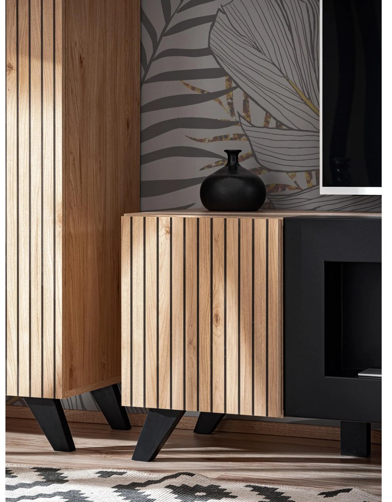 Tv stolík/skrinka Lyran K (s bio krbom) (hikora jackson + čierna). Akcia -19%. Vlastná spoľahlivá doprava až k Vám domov. 1097697