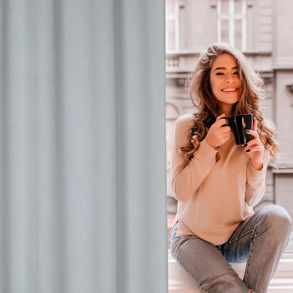 ZATEMŇOVACÍ ZÁVES NA KRÚŽKOCH CARLO 135X250 CM STRIEBORNÁ