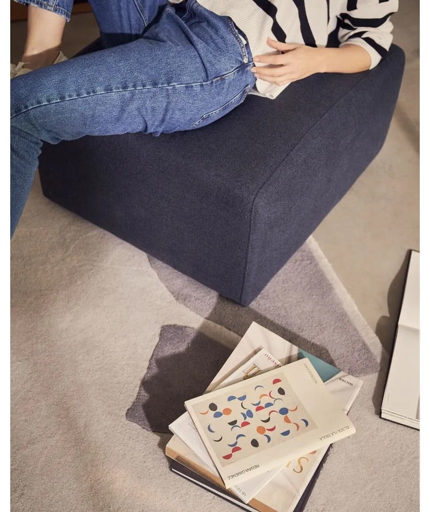 Tmavomodrá podnožka Neom – Kave Home