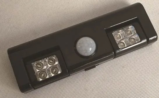 APT ZD26B Osvetlenie s pohybovým senzorom 8 LED, 3x AA - čierne