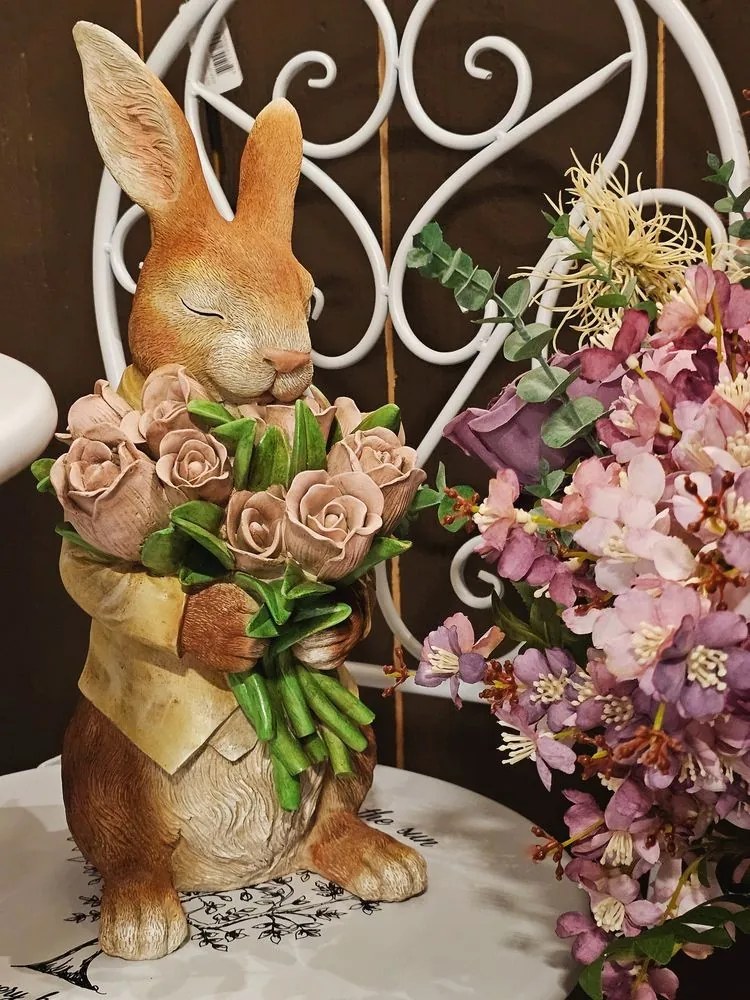 Dekorácia hnedý králik s kyticou tulipánov - 19*23*39 cm
