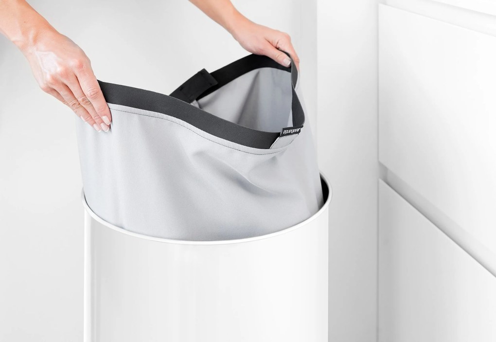 Kôš na bielizeň 60 l Brabantia s čiernym poklopom biely