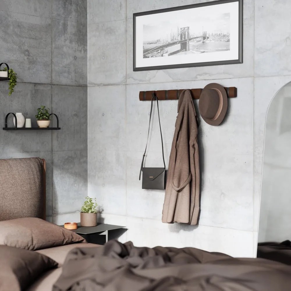 Tmavohnedý nástenný vešiak z topoľového dreva Flip – Umbra