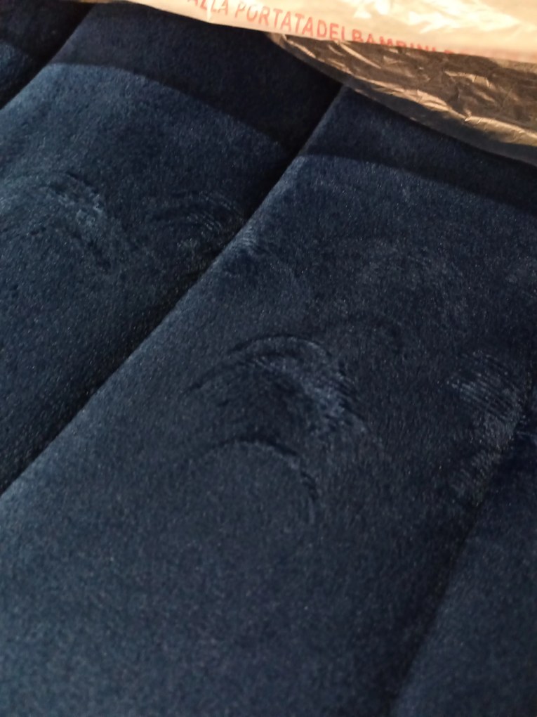 AKCIA Modrá zamatová stolička LAVA s čiernymi nohami II. akosť