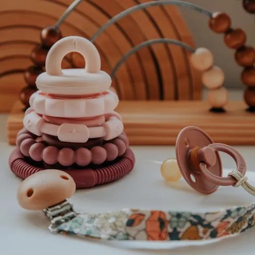 Skladacia pyramída s hryzadielkami, ružová