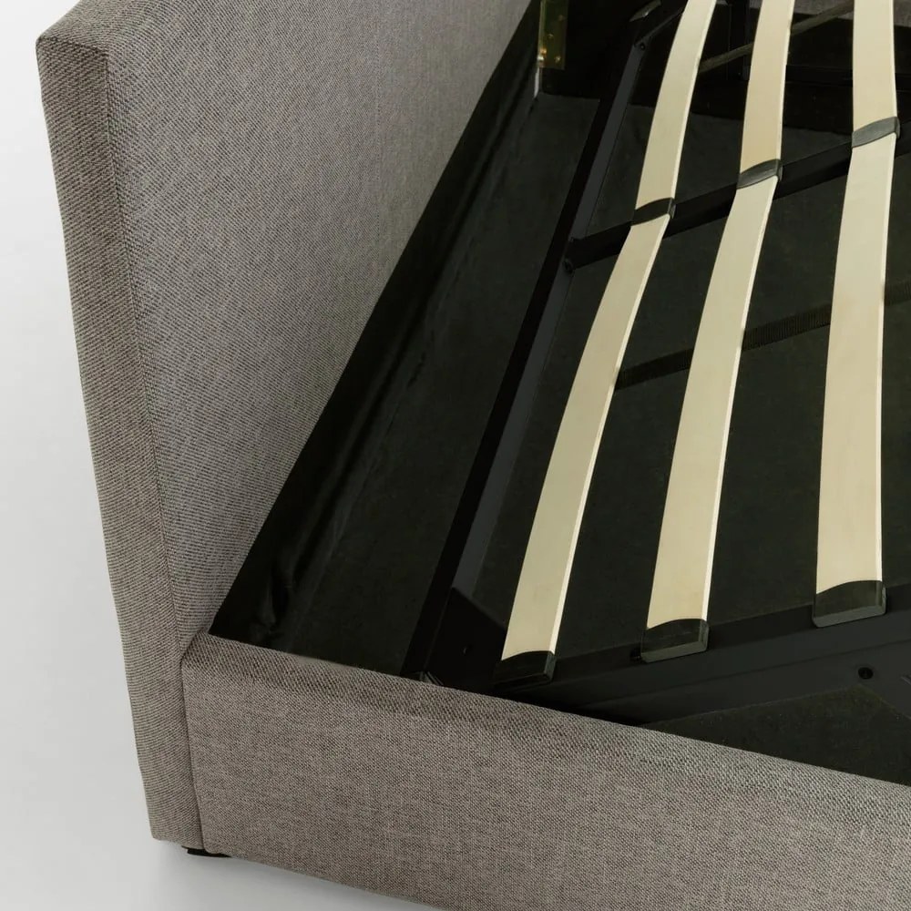 Sivá čalúnená dvojlôžková posteľ s úložným priestorom s roštom 180x200 cm Nahiri – Kave Home