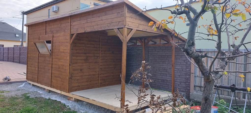 Drevený domček GLADIOLA s terasou (2,7 × 6,45 m)