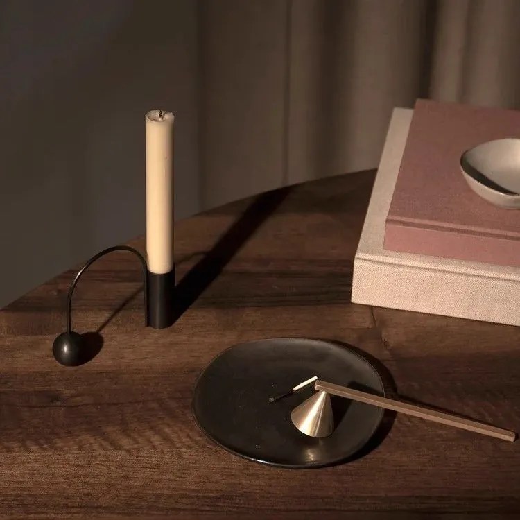 Ferm Living Kovový svietnik Balance Black Brass