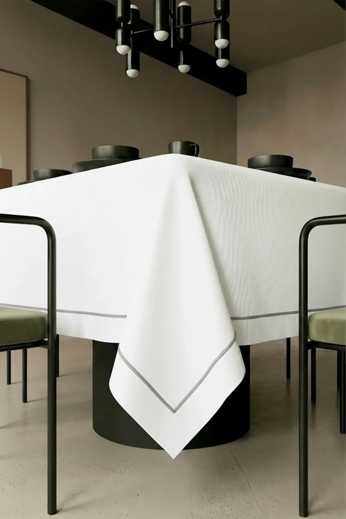 Obrus QUEEN biely so striebornou Rozmer: 140x240 cm
