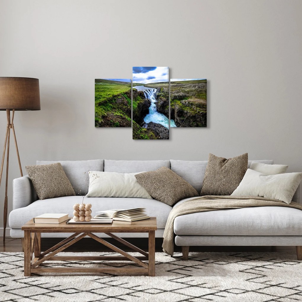 Obraz vodopádu medzi skalami (90x60 cm)