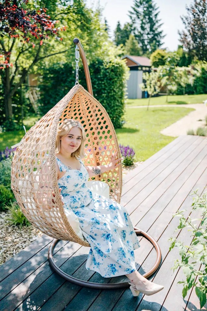 Svetlohnedé závesné kreslo TROPIKAL so stojanom