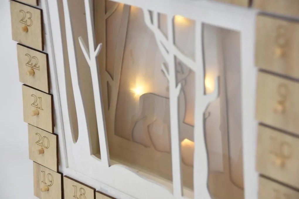Drevený adventný kalendár s lesným motívom, 7 LED diód