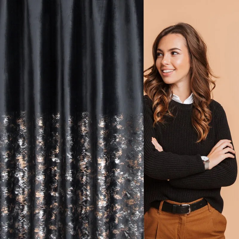 Dekorstudio Zamatový záves MARIELA zdobený jemnou potlačou vetvičiek - čierny