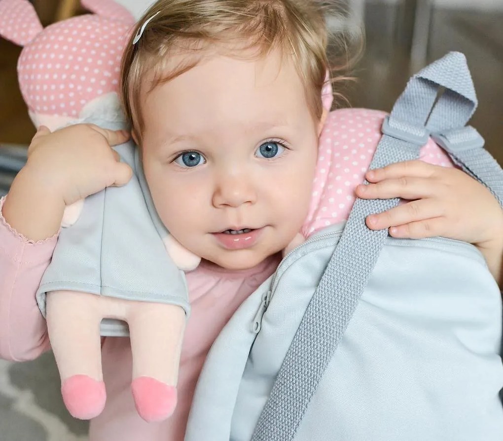 Spiaca bábika Angela šedá s menom Adela 42 cm