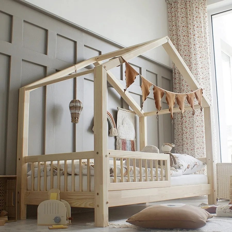 Detská domčeková postieľka Housebed so zábranou (okrúhle priečky) - 60 x 120 cm / prírodná
