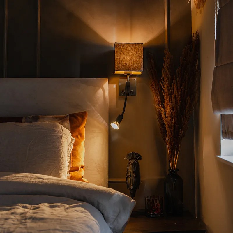 Moderná nástenná lampa čierna s USB a štvorcovým čiernym tienidlom - Zeno