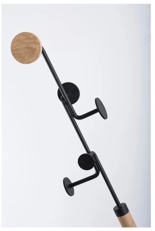 Stojací vešiak z masívneho dubového dreva s čiernym detailom Gazzda Hook