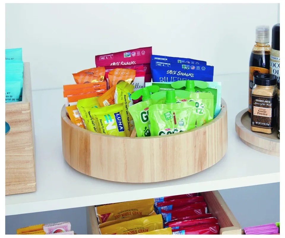 Otočný drevený organizér na koreničky Merry-go-round – iDesign/The Home Edit