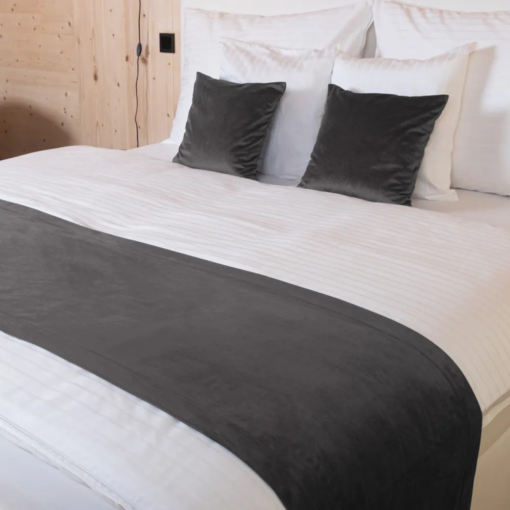 Biante Zamatový prehoz/behúň na posteľ Velvet Prémium SVP-017 Tmavo sivý 50x240 cm