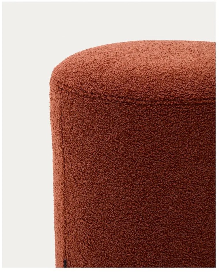 Taburet v terakotovej farbe z textílie buklé Kaeli – Kave Home