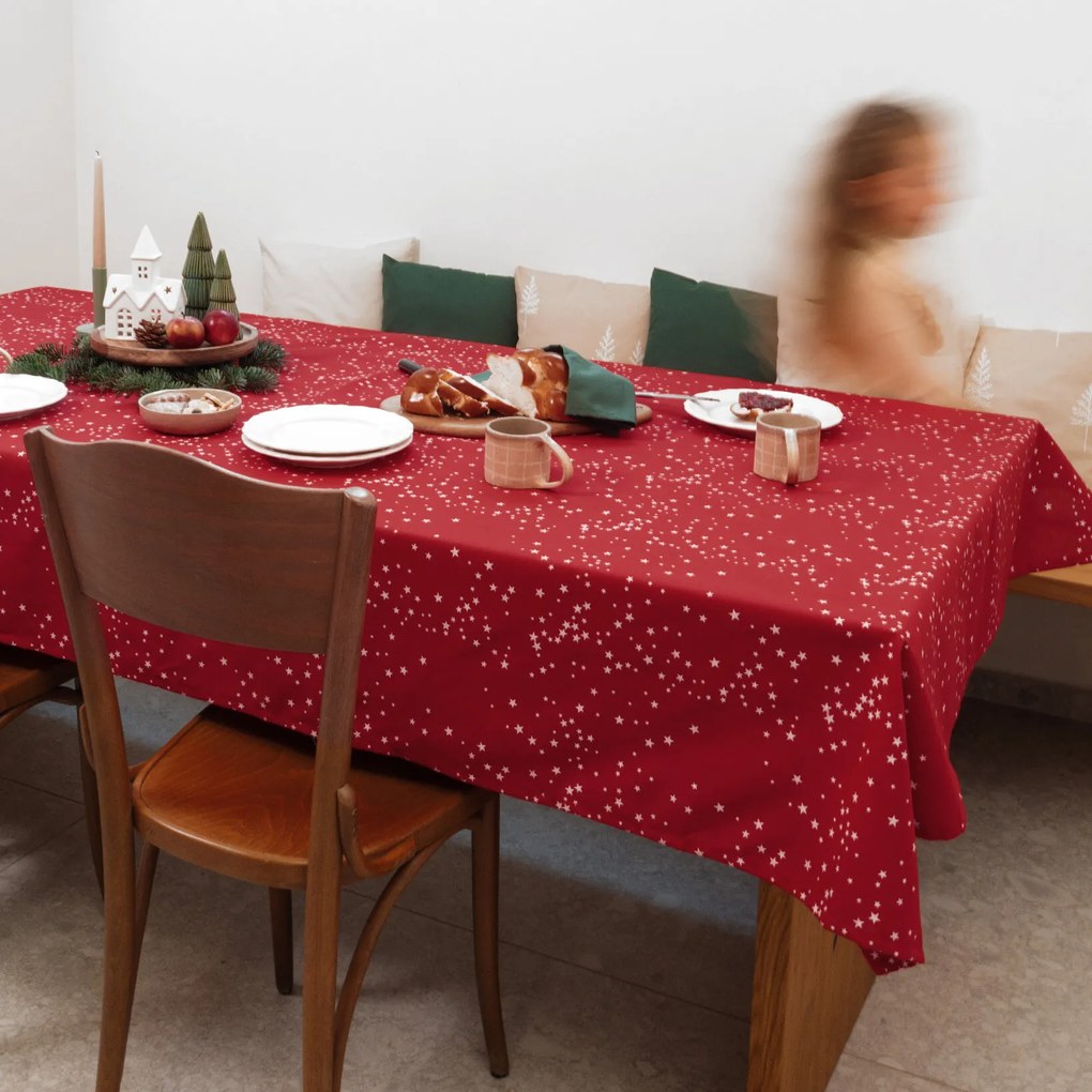 Goldea vianočný hranatý obrus valencia - hviezdičky na červenej 100 x 140 cm